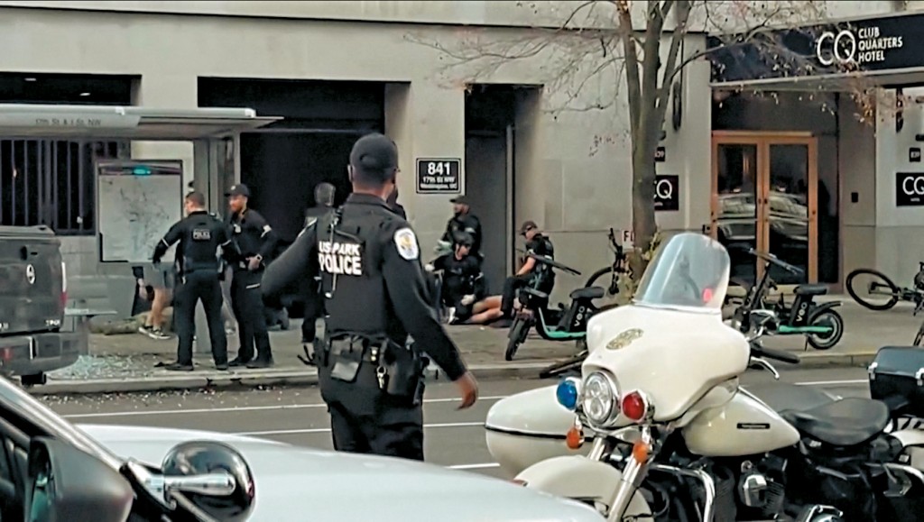 華盛頓槍擊案現場一名男子倒在地上，警員圍着他。