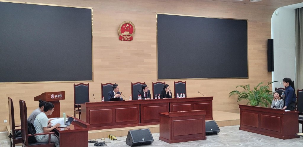 曾经报读这课程， 然后再来港念法律的郭俊野大律师，（左一）、 王漓大律师（中） 为北京大学同学， 作模拟法庭考核的裁判。