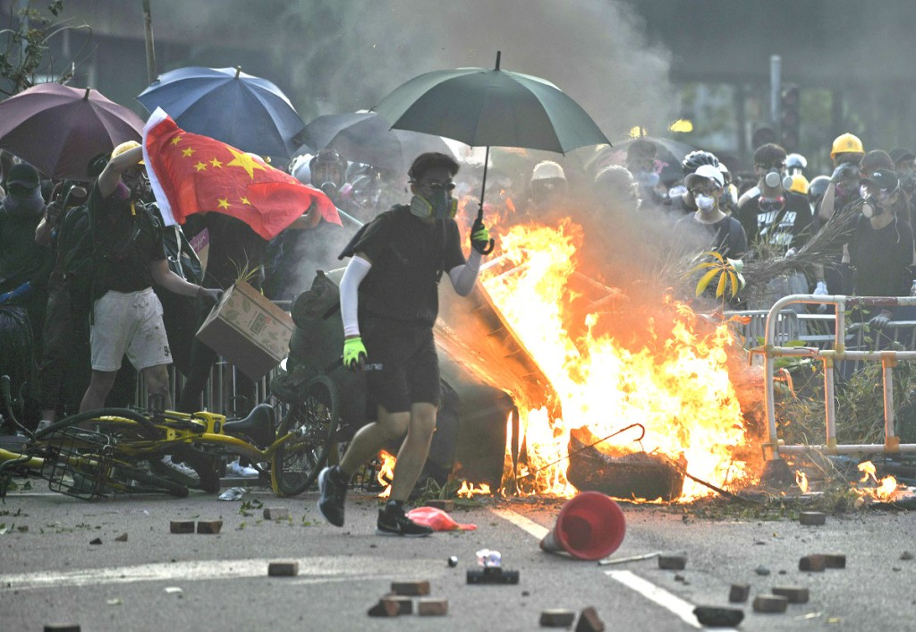 去年10月1日全港多區爆發示威破壞。資料圖片