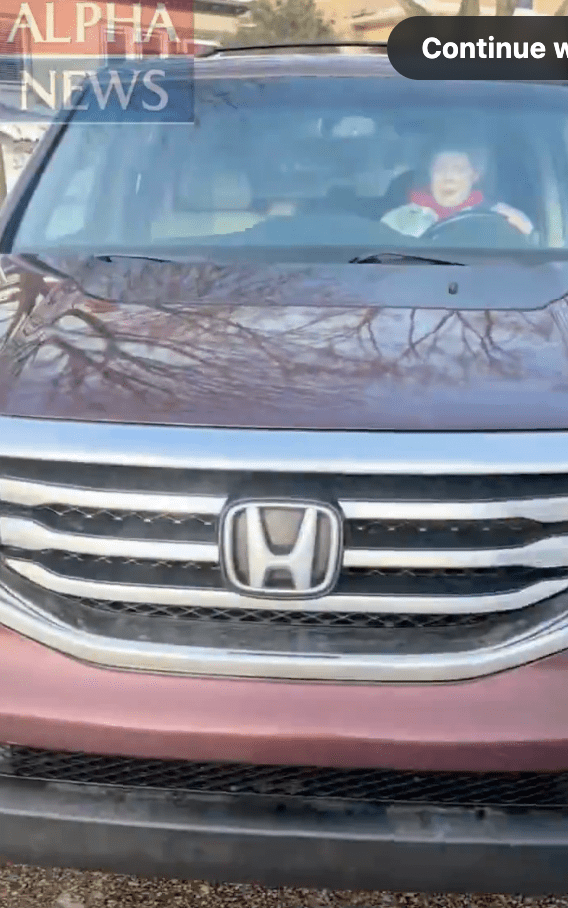 古德向右轉動方向盤,試圖從探員羅斯身旁的空隙駛離。 古德向右轉動方向盤,試圖從探員羅斯身旁的空隙駛離。