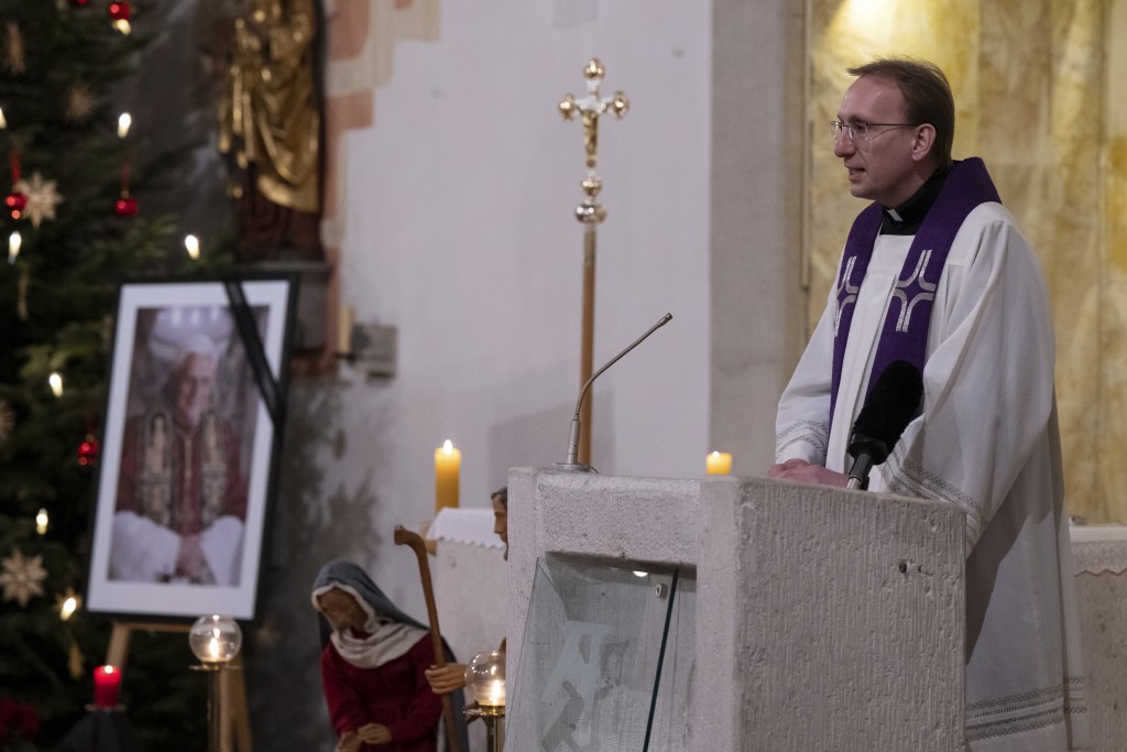 本笃十六世出生地的神学主任在德国马克特尔的圣奥斯瓦尔德教堂参加了为本笃十六世举行的追悼仪式。AP