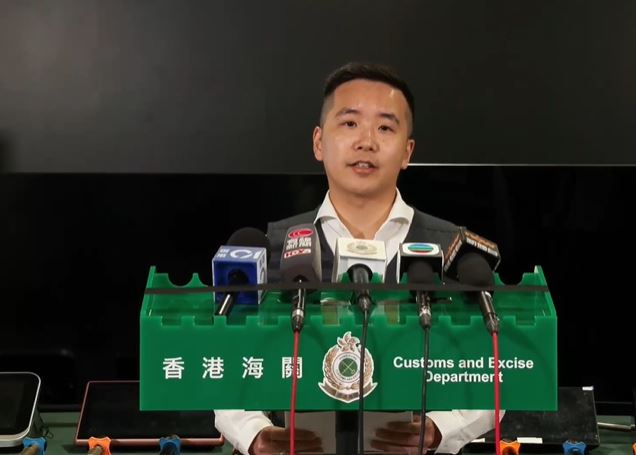 海关版权及商标调查科科技罪案调查组高级调查主任林依泰讲述行动详情。