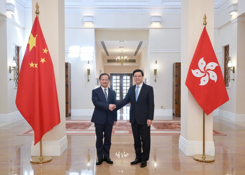 行政長官李家超（右）今日（12日）在禮賓府與北京市市長殷勇（左）會面。政府新聞處