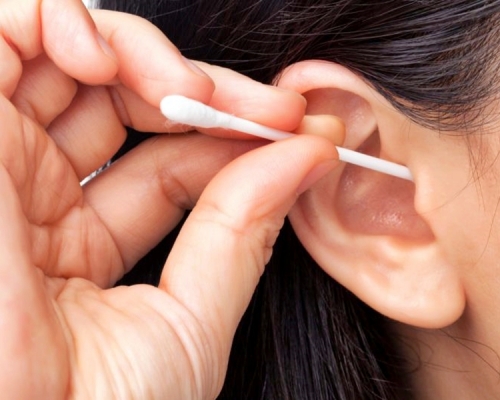 自行清理耳屎可能將耳屎越推越入，甚至令耳道發炎。網圖