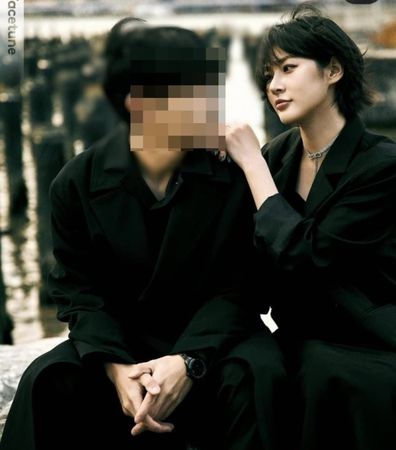 金賽綸身穿V領黑色連身長裙及同色西裝，與一名男子以「情侶裝」上陣並在橋邊牽手回眸，又將手搭在對方肩部深情對望。
