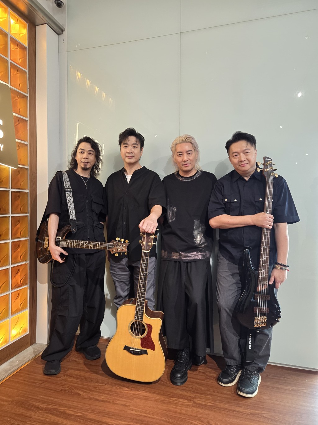他們表示有請Dear Jane來看Show。 他們表示有請Dear Jane來看Show。
