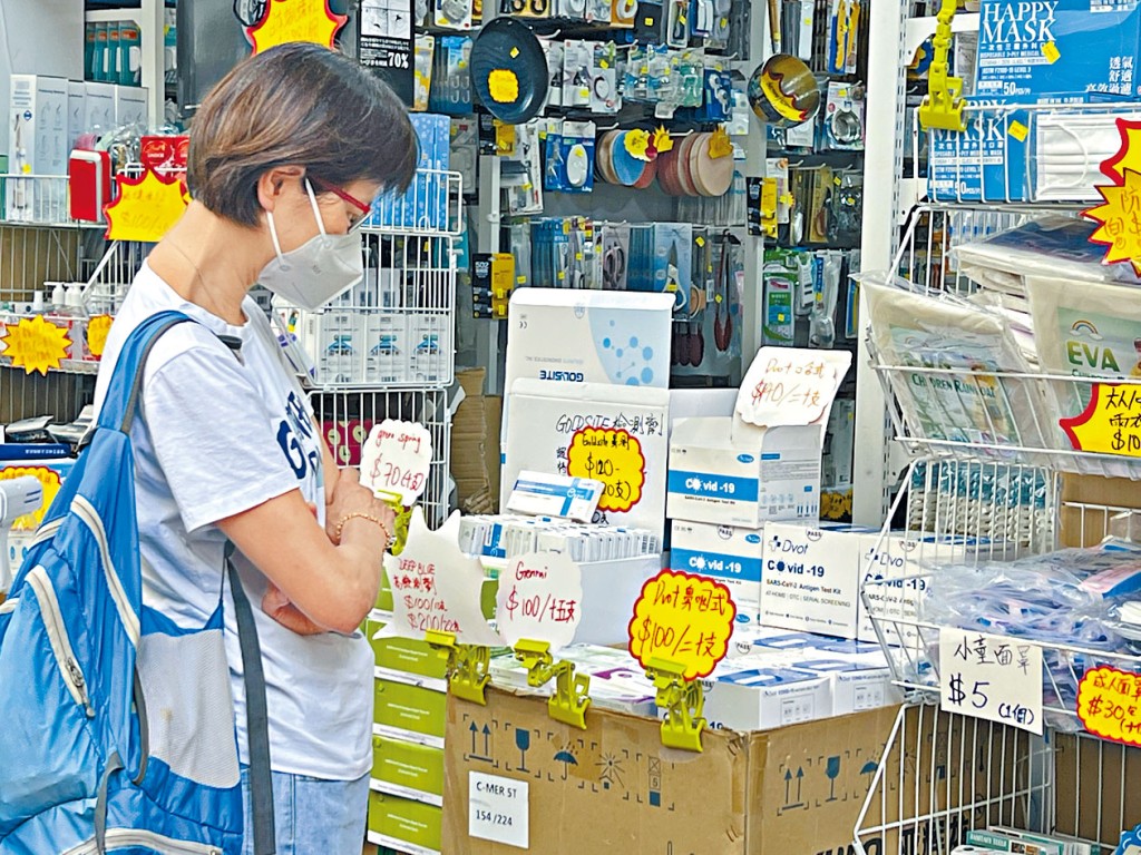 面授課時學童多須自費「撩鼻」，近日家長開始購入快測包。