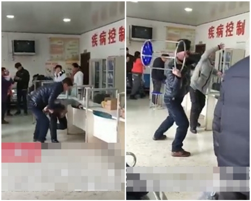 女子沒有絲毫反抗，只有在被椅子砸的時候用手臂擋了幾下。片段截圖
