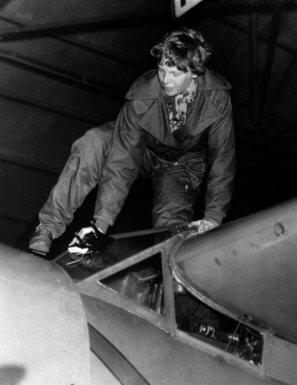 埃爾哈特（Amelia Earhart）從夏威夷飛行18小時抵達加州奧克蘭後爬出駕駛艙。 美聯社