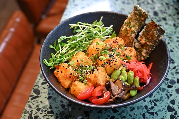 Super Tofu Bowl $98
無肉配方的碗料理真材實料，煙韌日本米飯上，鋪滿炸豆腐、枝豆、醬油香菇、漬物及紫菜天婦羅。
