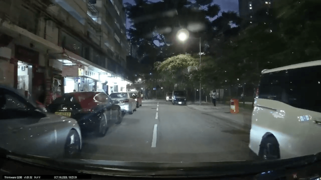 拍攝片段的車輛沿柴灣怡盛里緩緩向前行駛。Facebook 車cam L（香港群組）影片截圖