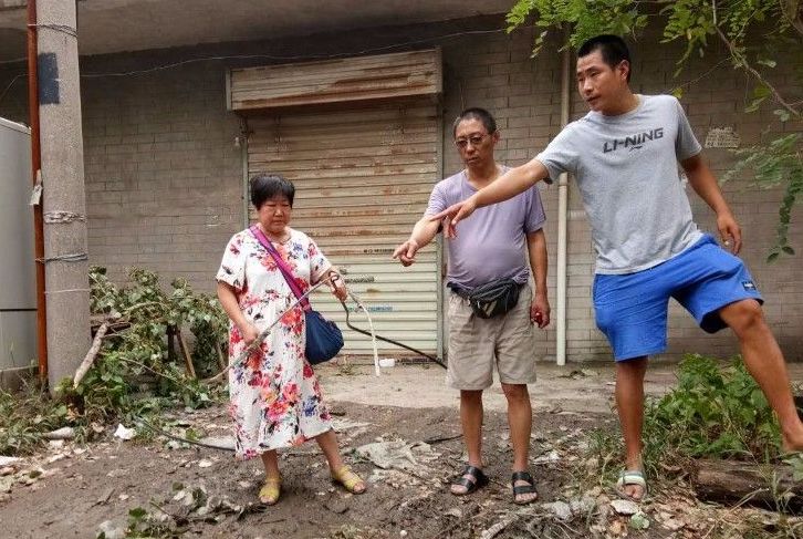 村民指出肇事的地點。