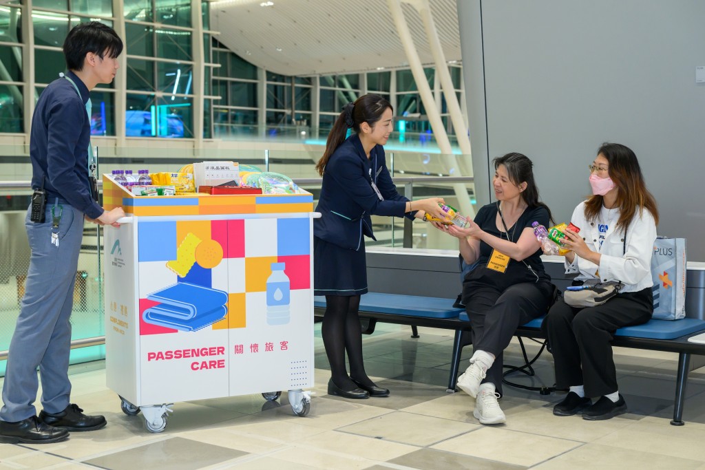向受影響旅客派發樽裝水及乾糧。機場提供圖片 向受影響旅客派發樽裝水及乾糧。機場提供圖片