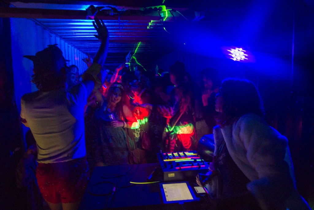 120場《十分派對》由澳洲藝術家Joseph O'Farrel帶領本地青少年在場內打碟炒熱氣氛，大家可隨意參加，享受專屬的10分鐘勁舞派對（圖片來源：西九文化區）