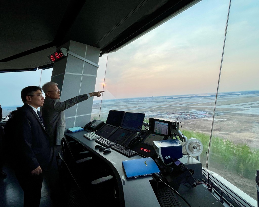 林世雄（左）昨日參觀北京大興國際機場的塔台，聽取有關空管中心運作的介紹。政府新聞處
