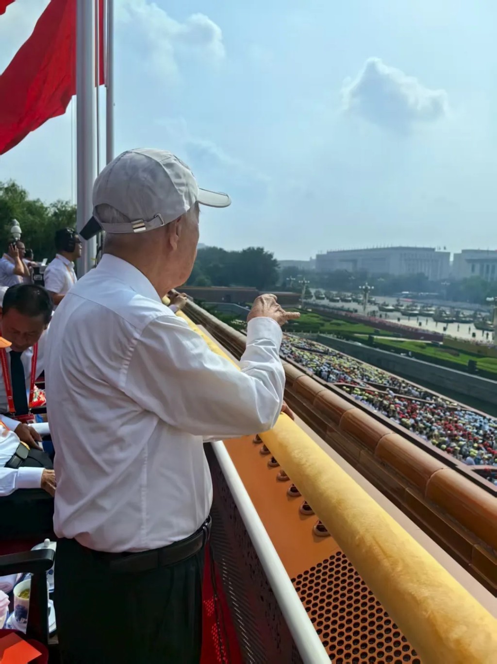 香港抗戰老兵羅競輝在天安門城樓上欣賞大閱兵。羅躍勤供圖 香港抗戰老兵羅競輝在天安門城樓上欣賞大閱兵。羅躍勤供圖