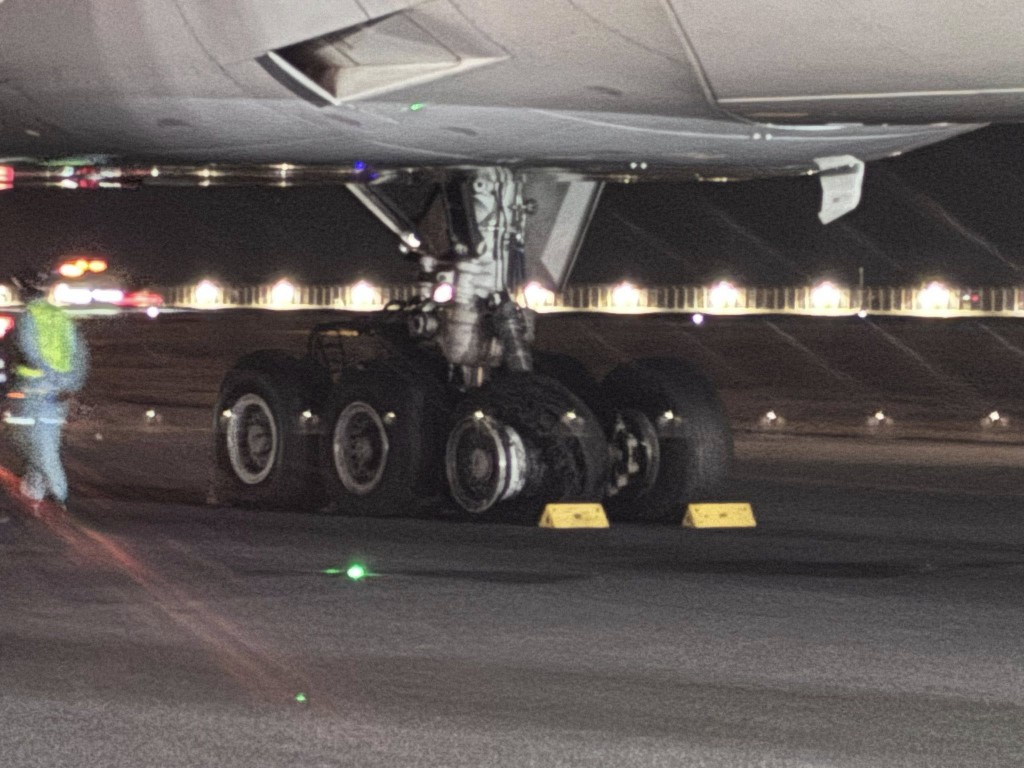 有乘客拍攝到懷疑爆裂的飛機輪胎。Threads:tonio_tse 有乘客拍攝到懷疑爆裂的飛機輪胎。Threads:tonio_tse