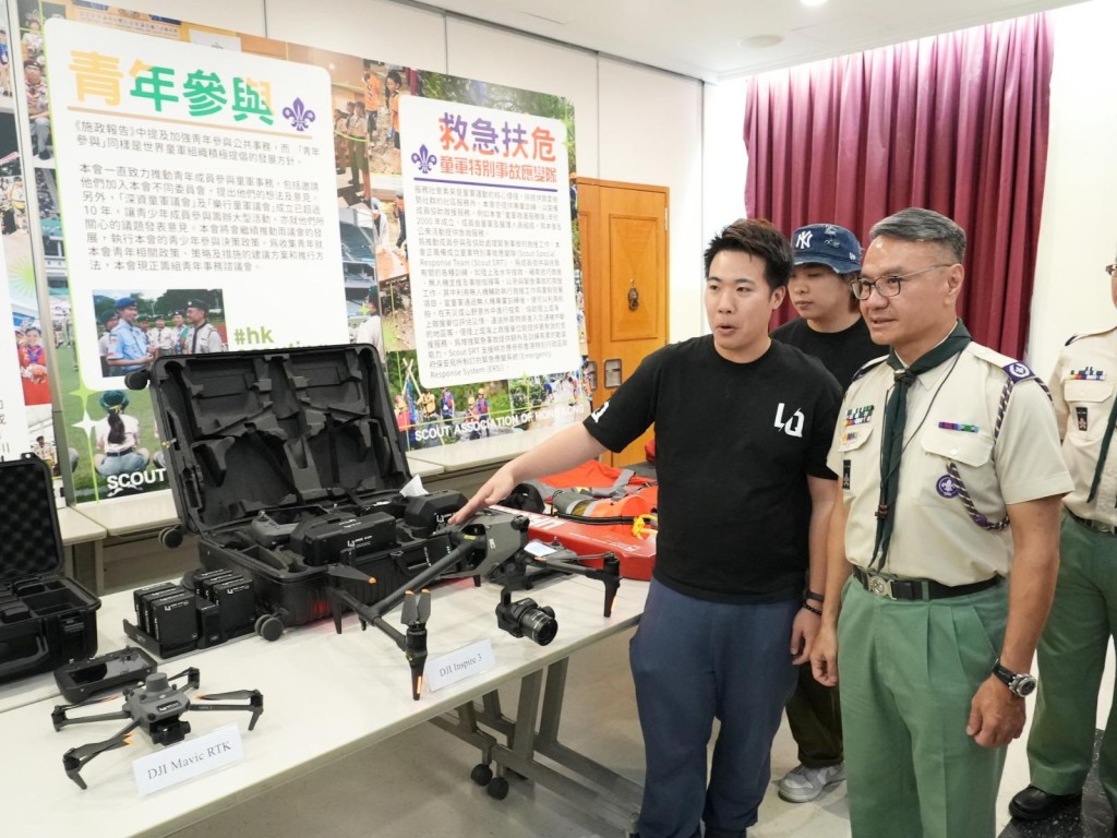 香港童军总会向传媒介绍童军搜救用无人机等装备。右为黎伟生。