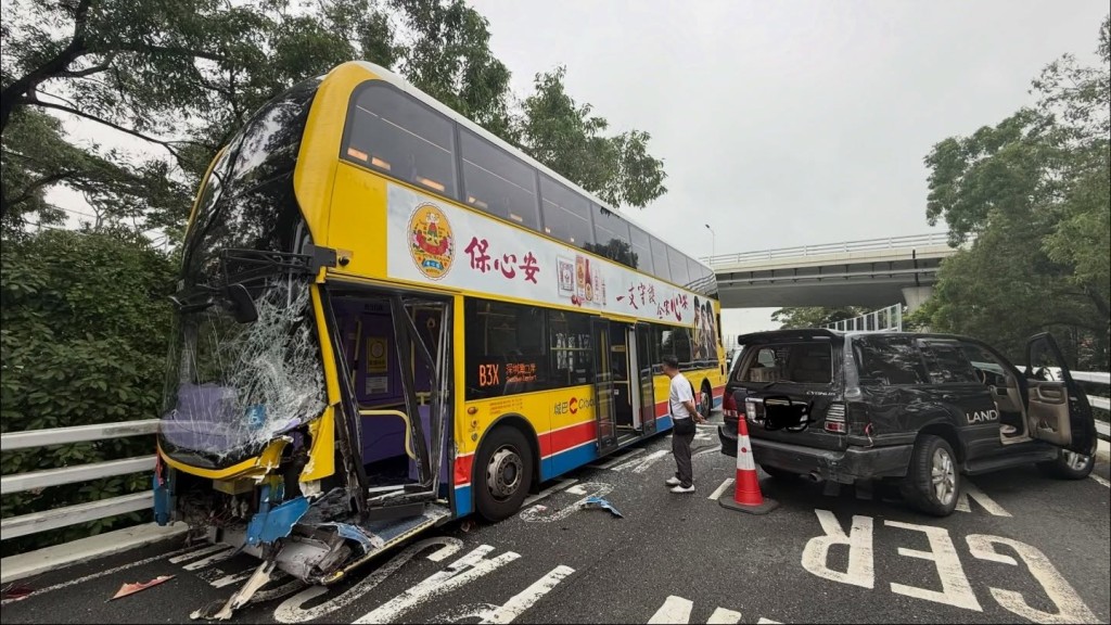 城巴與一輛「死火」私家車發生相撞。Threads@patrick_cheng