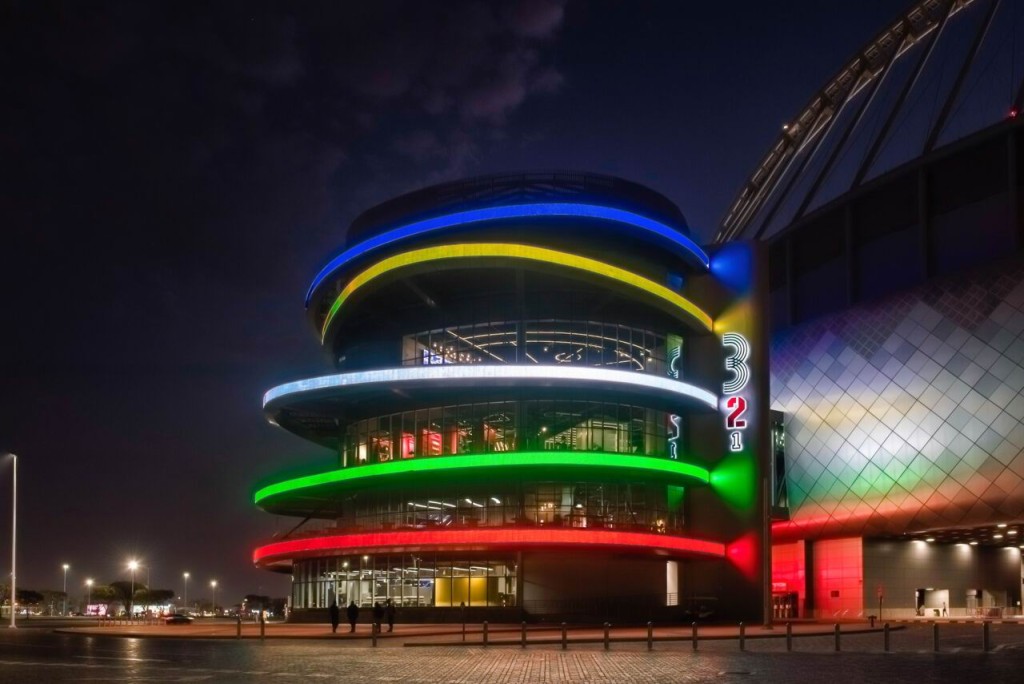 3-2-1卡塔爾奧林匹克體育博物館，入夜亮燈後顯得亮麗迷人。