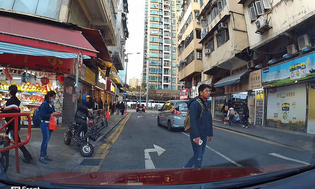 男子駕駛懷疑電動單車在等候過馬路。fb：車cam L（香港群組）