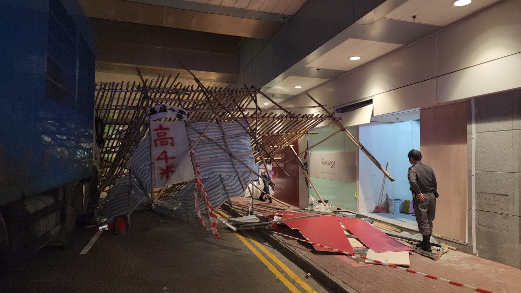 紅磡蔬菜輕貨車撞倒臨時棚架 ，中年婦遭竹枝擊中面部送院。黎志偉攝