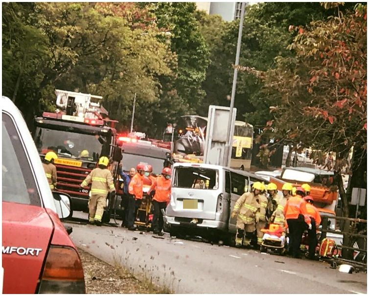 大批消防員及救護員到場。圖：網民Irene  Ng