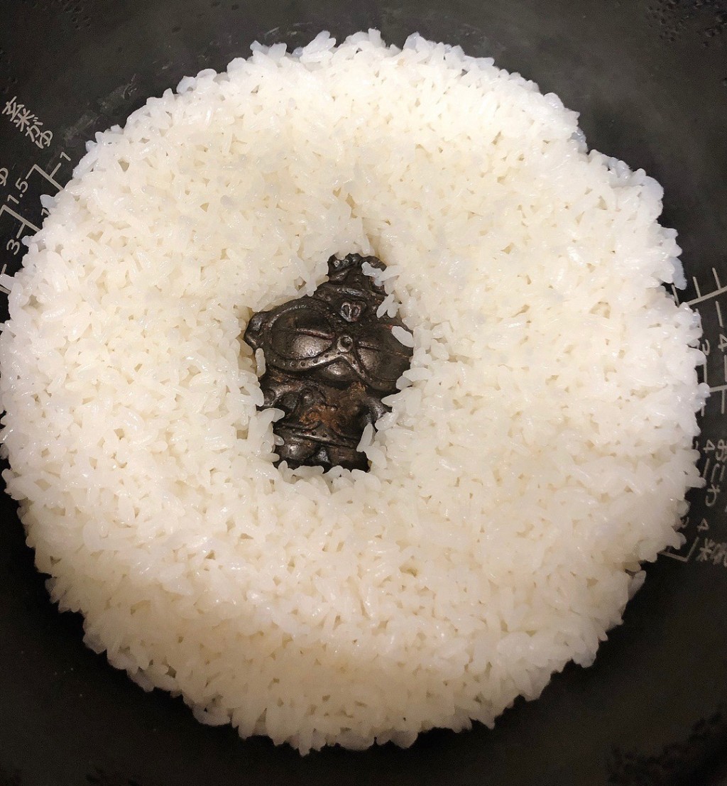 日本有民眾將造型特殊的鐵塊放進電飯煲內一起煮飯。網上圖片