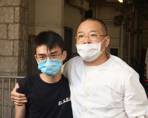 社工劉家棟(左)成功保釋外出