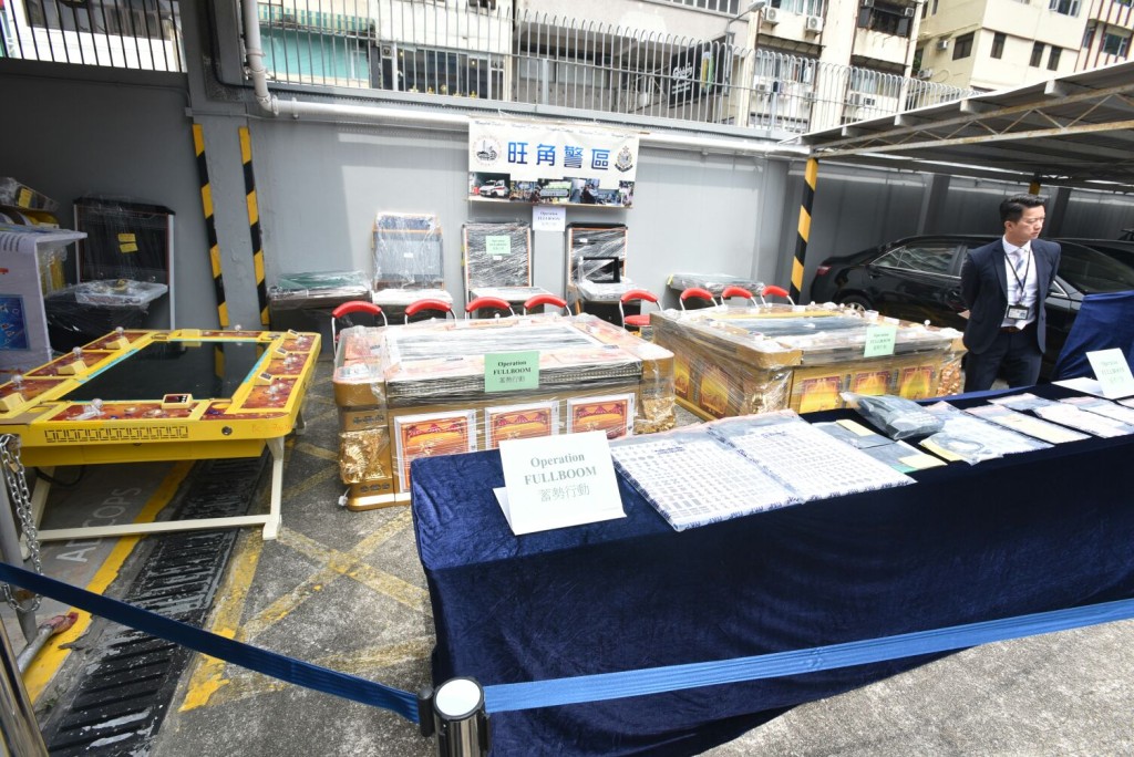 警方檢獲釣魚機、電動麻雀枱、一批遊戲點數卡。楊偉亨攝