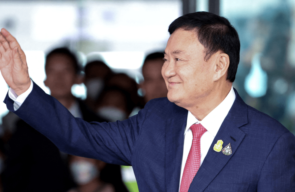 泰国前总理他信在X上表示感谢调解冲突的提议，但写道：“但我请求一些时间，因为我得让泰军教训一下洪森的狡诈。”路透社