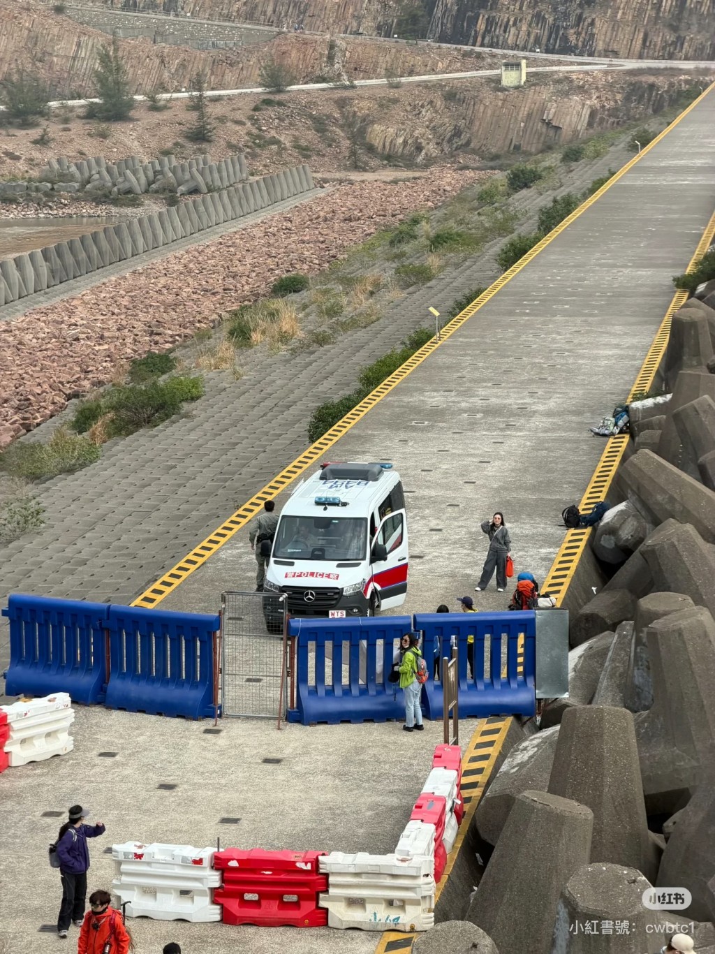 警車在東壩候命。小紅書圖片
