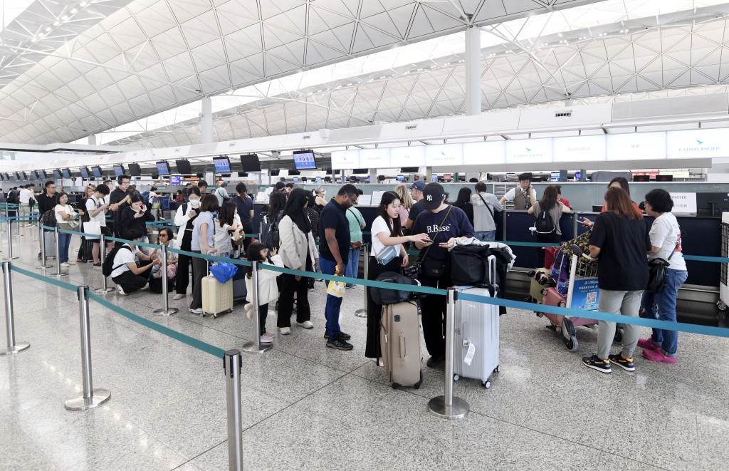 機場離港大堂秩序良好，仍有不少旅客等待出發。