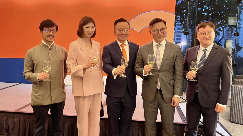 張國鈞(右二)出席亞非法協香港區域仲裁中心成立兩周年慶祝酒會。張國鈞fb