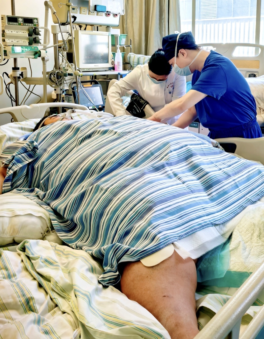 近700磅男心肺衰竭瀕死,跨省赴武漢搶救13天保命。 近700磅男心肺衰竭瀕死,跨省赴武漢搶救13天保命。