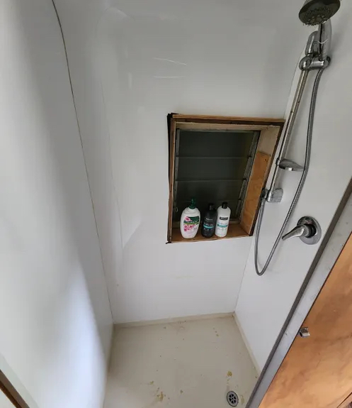 小屋浴室相當簡陋。 Airbnb