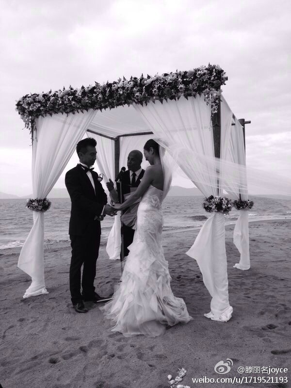 滕麗名與圈外老公朱建崑於2013年12月在泰國蘇梅島舉行婚禮。