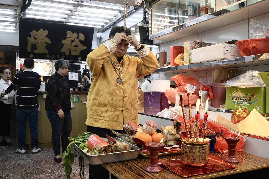 一眾夥記約早上11時進行拜神儀式。 一眾夥記約早上11時進行拜神儀式。