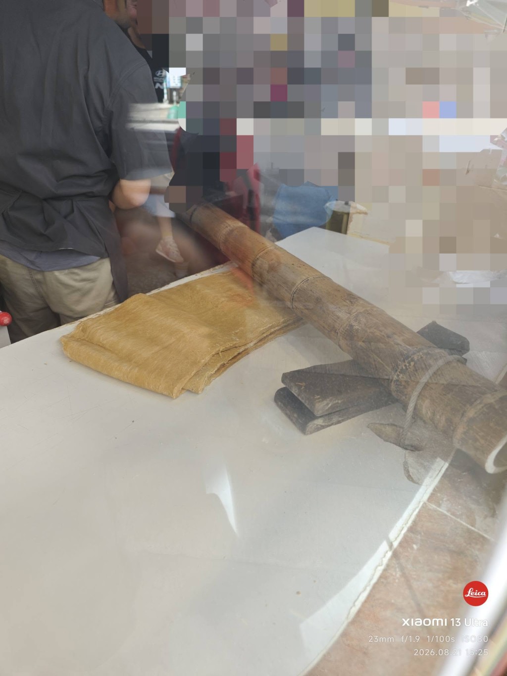 坤記堅持以傳統竹竿人手壓製,竹昇麵爽滑彈牙。(「香港茶餐廳及美食關注組」FB圖片) 坤記堅持以傳統竹竿人手壓製,竹昇麵爽滑彈牙。(「香港茶餐廳及美食關注組」FB圖片)