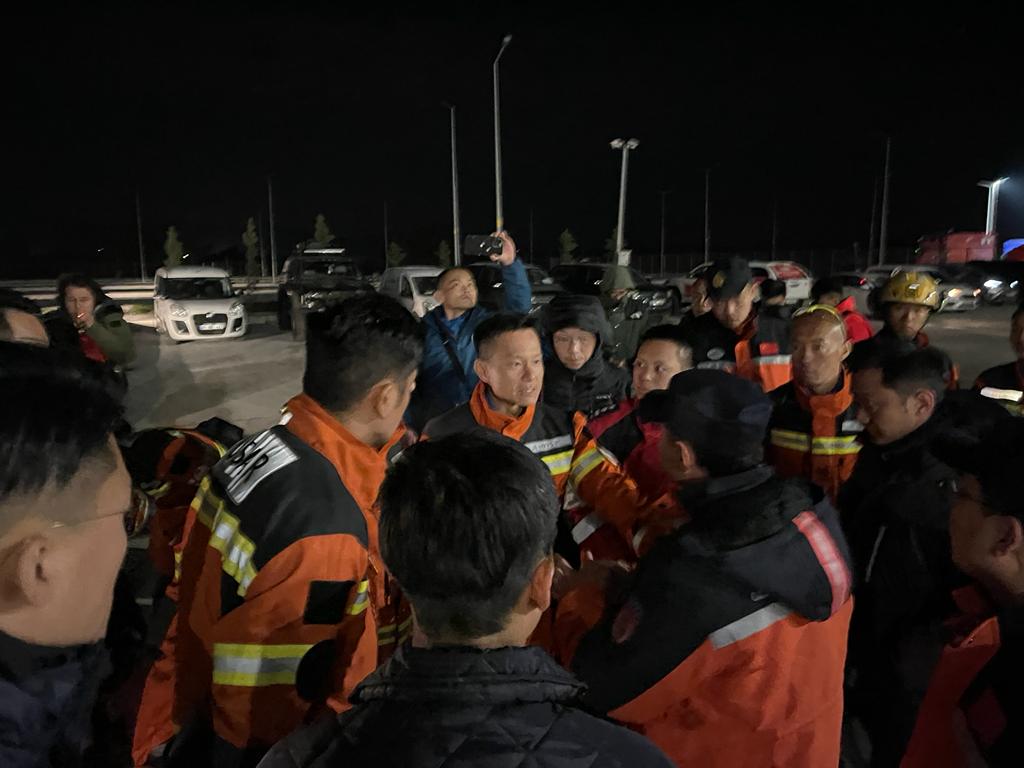 特区救援队与国家救援队会合，并在驻扎前集合汇报。