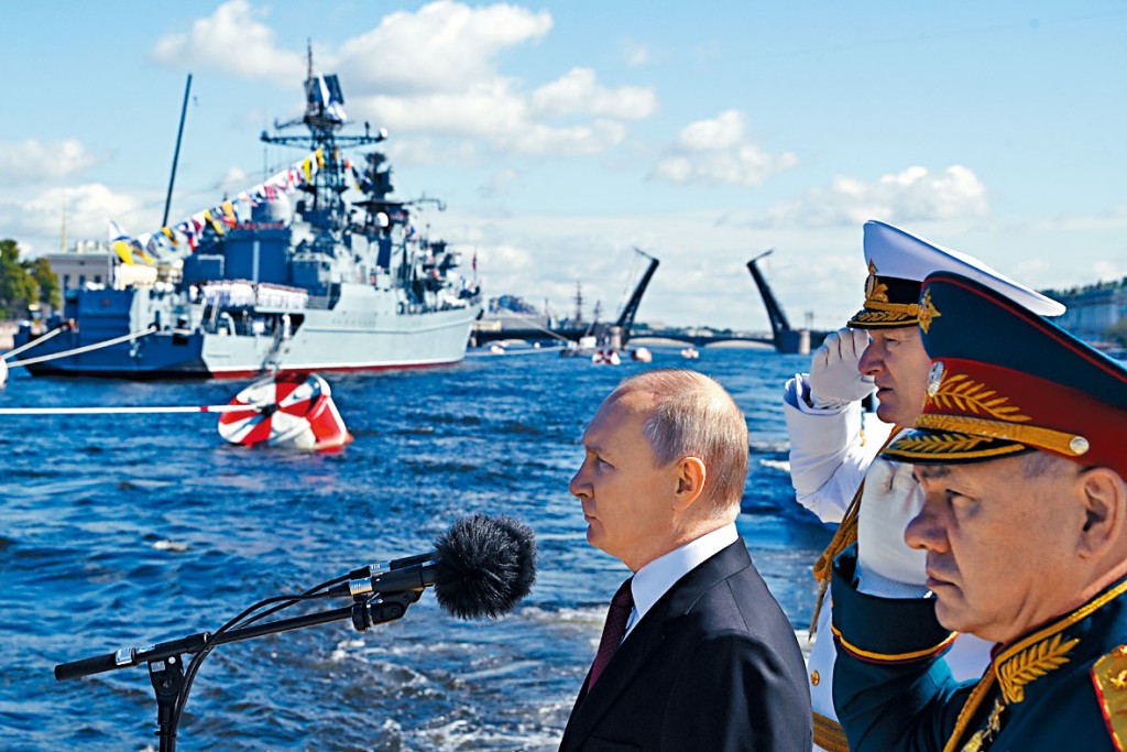 俄罗斯海军节，普京在圣彼得堡检阅海军。　