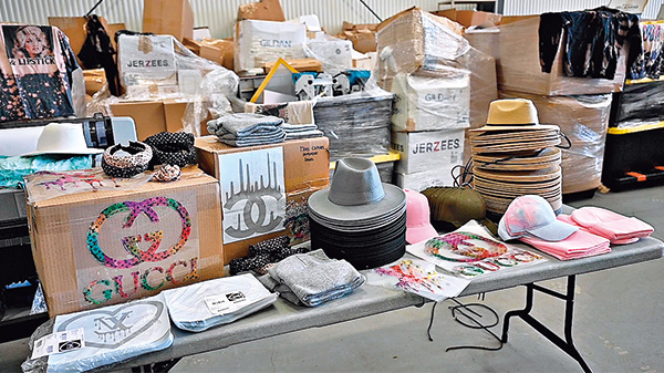 警方在长岛破获冒牌商品工场，检获大批「名牌」货物。