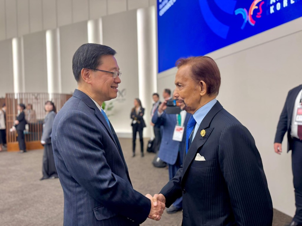 李家超(左)和汶萊蘇丹哈桑納爾(右)進行會議前合照。政府新聞處圖片 李家超(左)和汶萊蘇丹哈桑納爾(右)進行會議前合照。政府新聞處圖片