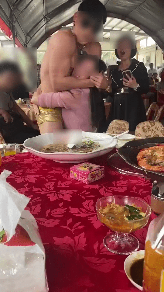 網絡瘋傳影片，台灣一班大媽在慶典上與「近全裸」猛男跳不雅辣舞。