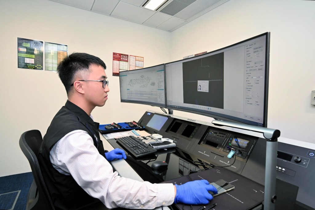入境处十分关注使用伪假旅行证件作非法移民、犯罪或进行恐怖活动等罪行,并一直致力打击有关伪假证件活动。 入境处十分关注使用伪假旅行证件作非法移民、犯罪或进行恐怖活动等罪行,并一直致力打击有关伪假证件活动。