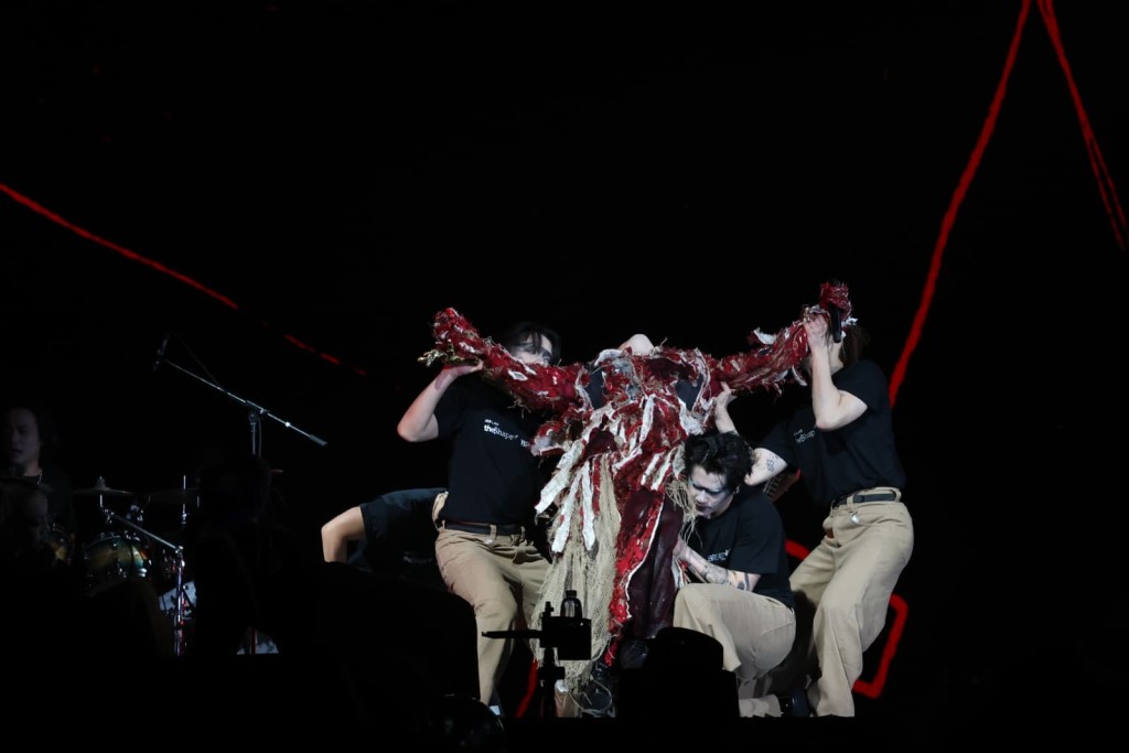 Jer被舞蹈員抬高。