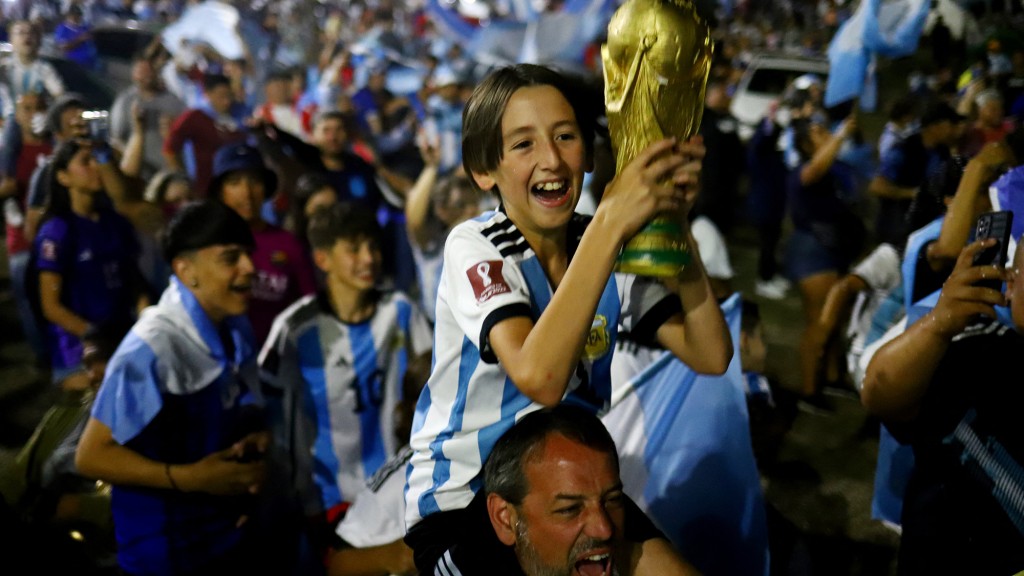 阿根廷政府紧急宣布周二(20日)定为国定假日，让阿根廷民众一起和勇夺大力神杯的代表队共同庆祝。REUTERS