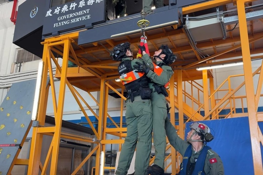 入境處緊急應變隊到訪位於赤鱲角的飛行服務隊（GFS）總部，進行一項特別的專業訓練，模擬需要利用直升機空中調派ERT人員作出緊急支援。入境處ig