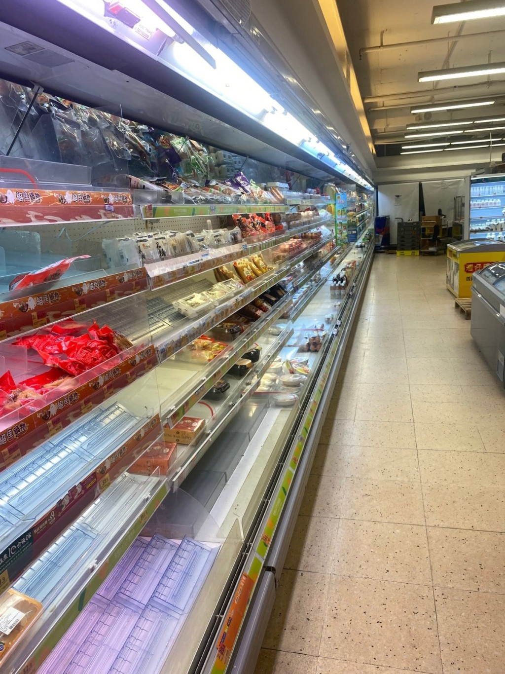 店內的凍櫃食物幾近被清空。黃大仙區友fb 店內的凍櫃食物幾近被清空。黃大仙區友fb