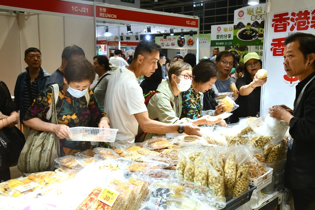 參展攤位前聚集多名顧客。